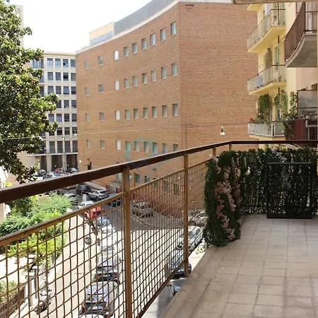 P R A T I Cozy Urban Escape Apartment